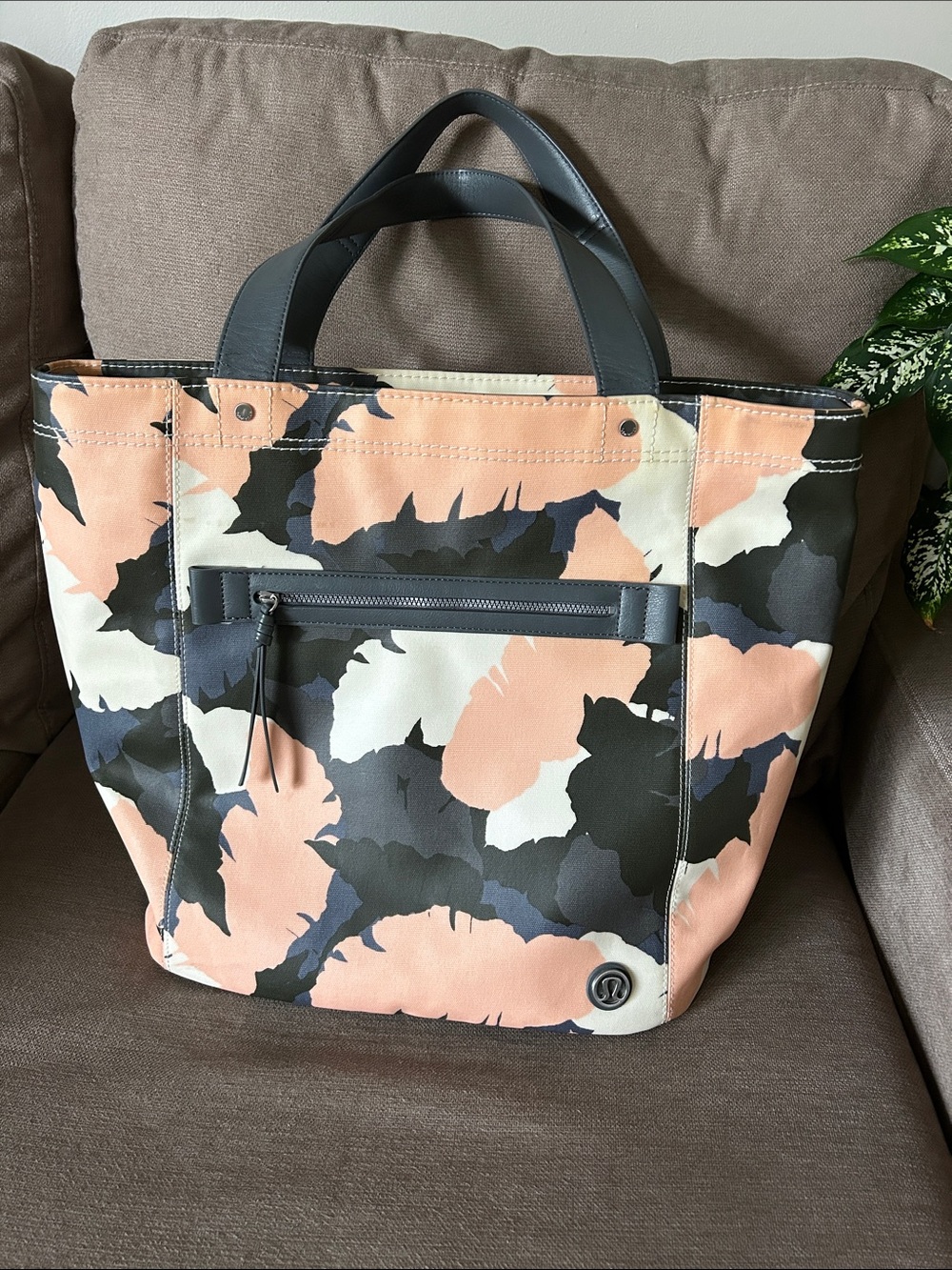 Lululemon Out and About Tote

Lightly used lululemon tote in vinyl.  15” x8”x16”
